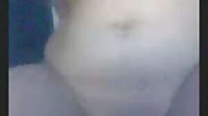 그녀의 소파에 누워있을 때까지 그녀의 가죽 끈 팬티와 거품 엉덩이의 upskirt를주는 Milla Yul