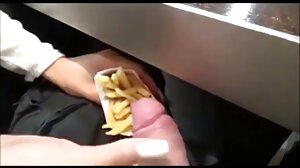 운명은 무릎을 꿇고 믹 블루에게 열광적인 실수 입으로