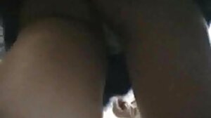 Maxim은 더러운's 끈적 끈적한 부하에서 그녀의 MILF 혀를 내밀다