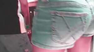 그녀의 항문 섹스를 준비하기 위해 롤라의 똥구멍에 엉덩이 플러그