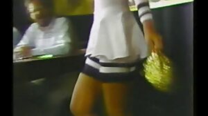 그녀가 계속해서 오르가즘을 느낄 때까지 롤리를 때리는 Alex