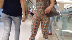 비디오 만들기를 좋아하는 흥을 돋우는 여성 Leony Aprill