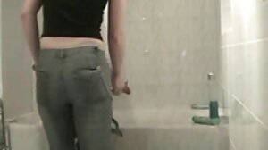 튼튼한 할머니 돌리 꿀벌은 그녀의 장미와 함께 롭을 놀립니다.