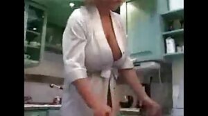 숙녀 리밍 에 데이라이트 동안 amatuer 엿