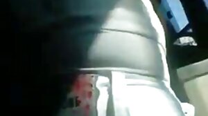 엄마는 친구의 보스 HD와 커플 샤워를 처음으로 잡는다.